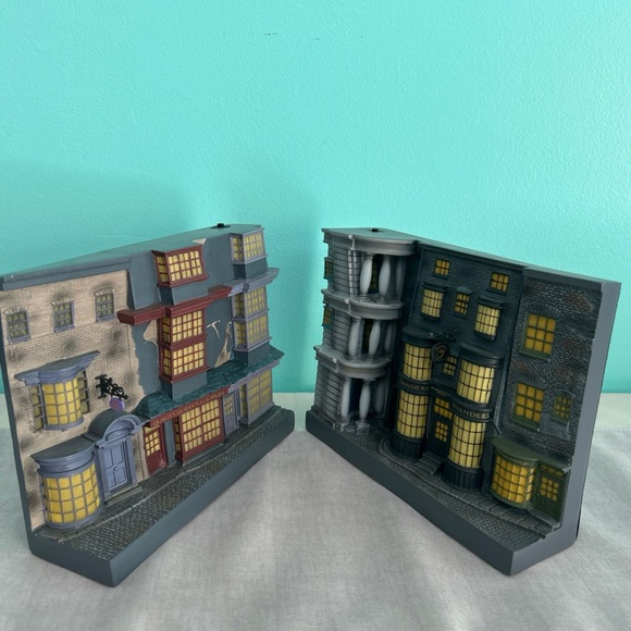 Enesco Wizarding World HARRY POTTER DIAGON ALLEY LIGHT UP BOOKENDS 6008334 NEW - Picture 5 of 11
